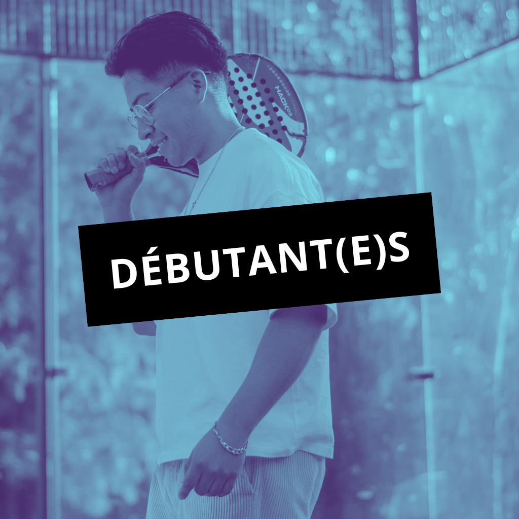 Un joueur débutant le padel dans une ambiance conviviale à Perpignan