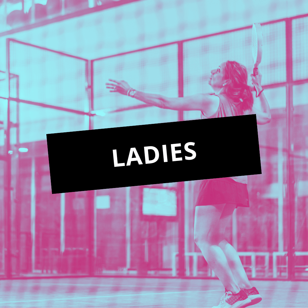 Une joueuse de padel en action sur le court, énergie et convivialité à Perpignan