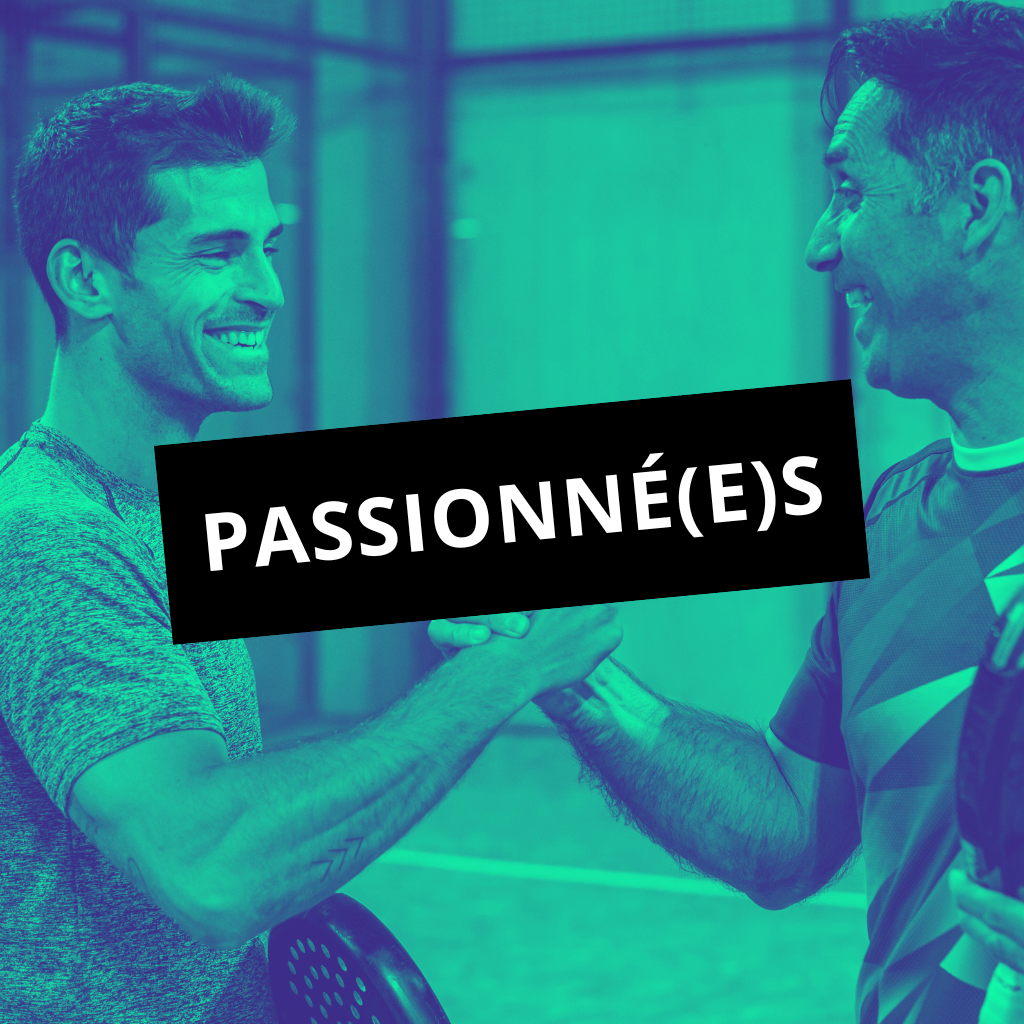 Un match de padel en double masculin, deux équipes s’affrontent sur le court à Perpignan